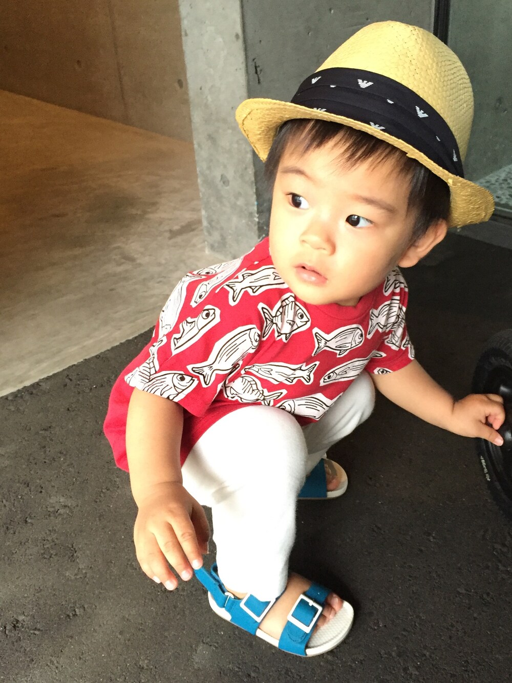 「夏コーデ、むぎわら帽子、男の子、1歳、息子、DOLCE&GABBANA、シンプルコーデ、サンダル、80cm」｜「ARMANI Jrのアイテム（ハット、ベージュ系）」を使った、A.Y.Hさん（キッズ・74cm）の夏コーディネートの1枚目の写真