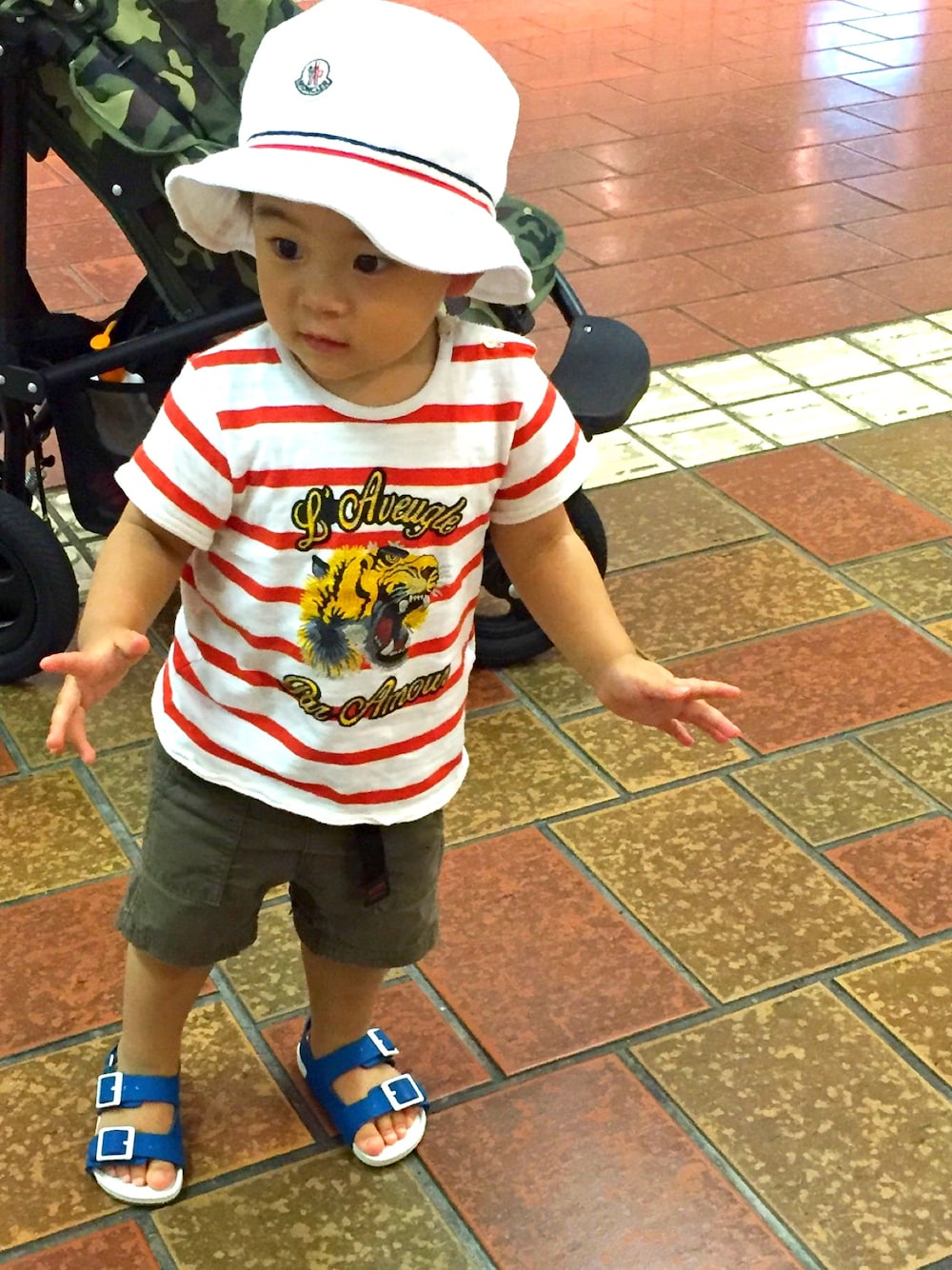 「kids、baby、1歳、男の子、息子、お盆休み、暇人」｜「MONCLERのアイテム（ハット、ホワイト系）」を使った、A.Y.Hさん（キッズ・74cm）の夏コーディネートの1枚目の写真