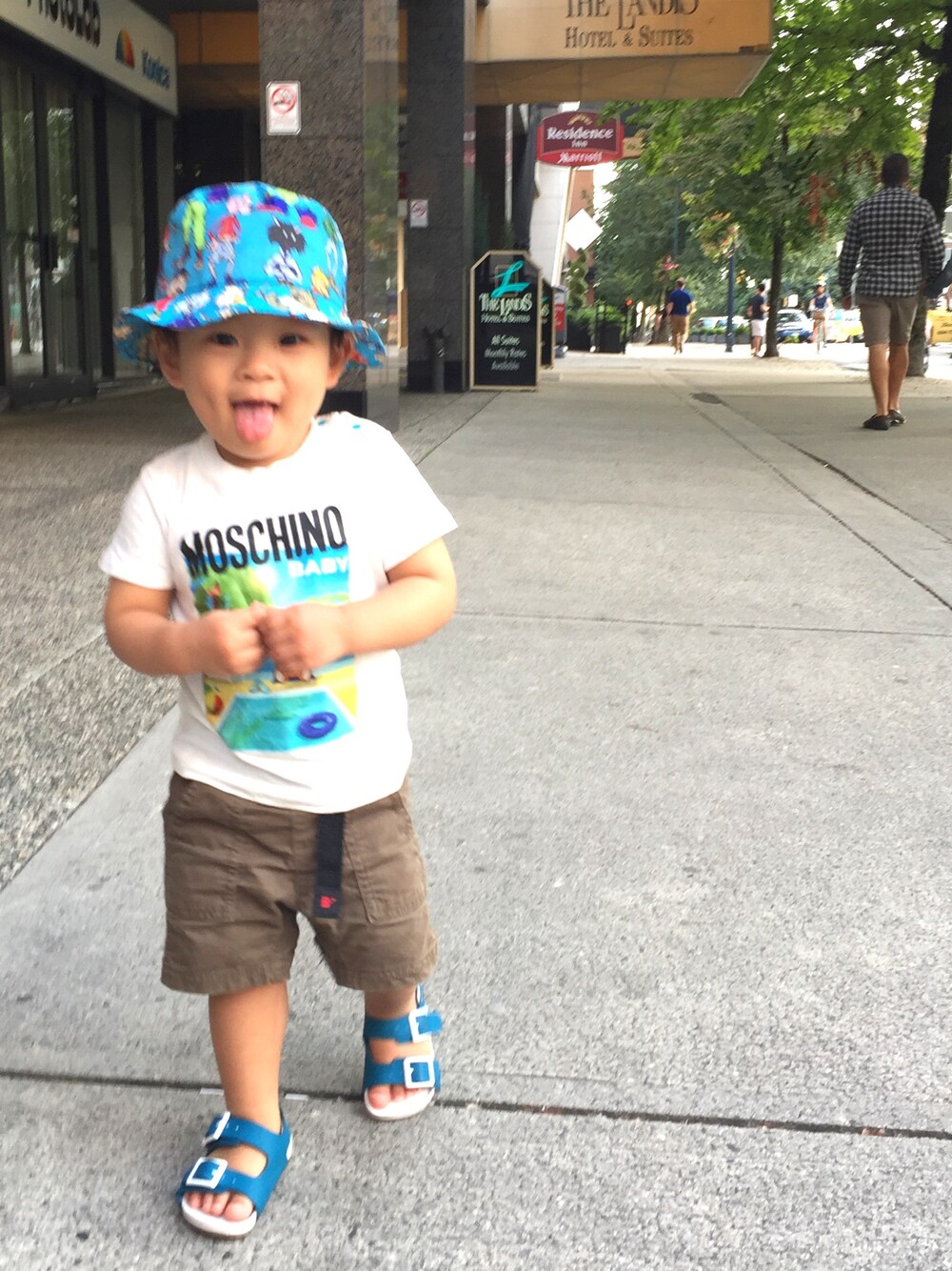 「boy、おとこのこ、kids、MOSCHINO、summer、hat、1歳、息子」｜「ZARAのアイテム（サンダル、ブルー系）」を使った、A.Y.Hさん（キッズ・74cm）の秋コーディネートの1枚目の写真