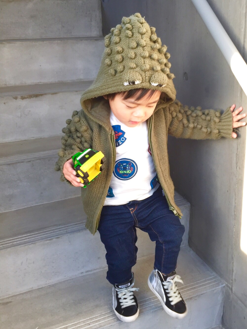 「ワニ、1歳、男の子、フード、kids、GOLDEN GOOSE、Stella McCartney kids、boy、息子、KENZO」｜「STELLA McCARTNEYのアイテム（カーディガン/ボレロ、グリーン系）」を使った、A.Y.Hさん（キッズ・74cm）の秋コーディネートの1枚目の写真