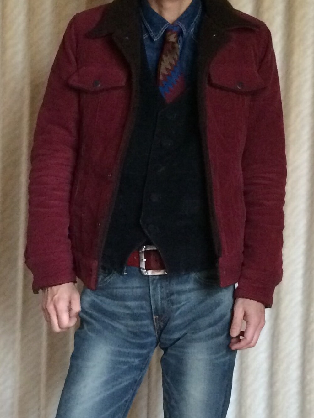 パープル系のその他アウター、ブルー系のシャツ/ブラウス、ブルー系のデニムパンツを着用したメンズの冬コーディネートの1枚目の写真