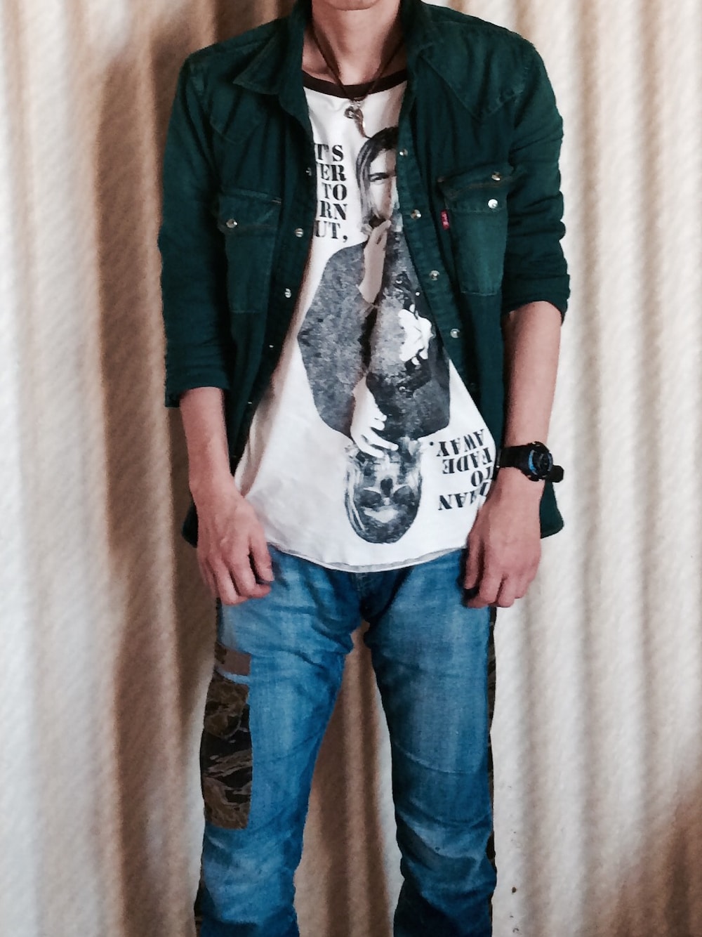 ホワイト系のTシャツ/カットソー、グリーン系のシャツ/ブラウス、その他のデニムパンツを着用したメンズの春コーディネートの1枚目の写真