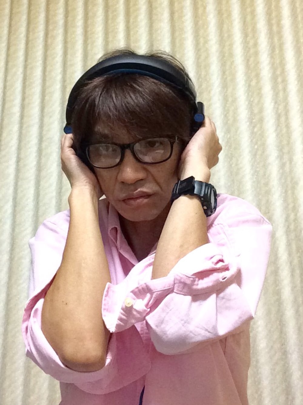 ピンク系のシャツ/ブラウス、ゴールド系のレコード、ブラック系のレコードを着用したメンズの秋コーディネートの1枚目の写真