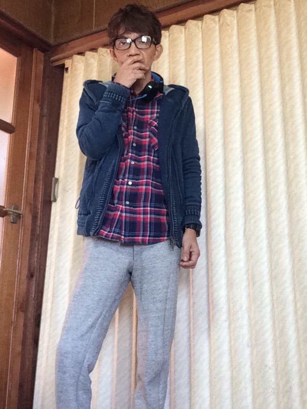 ブルー系のスウェット、グレー系のその他パンツ、ブラック系のレコードを着用したメンズの秋コーディネートの1枚目の写真