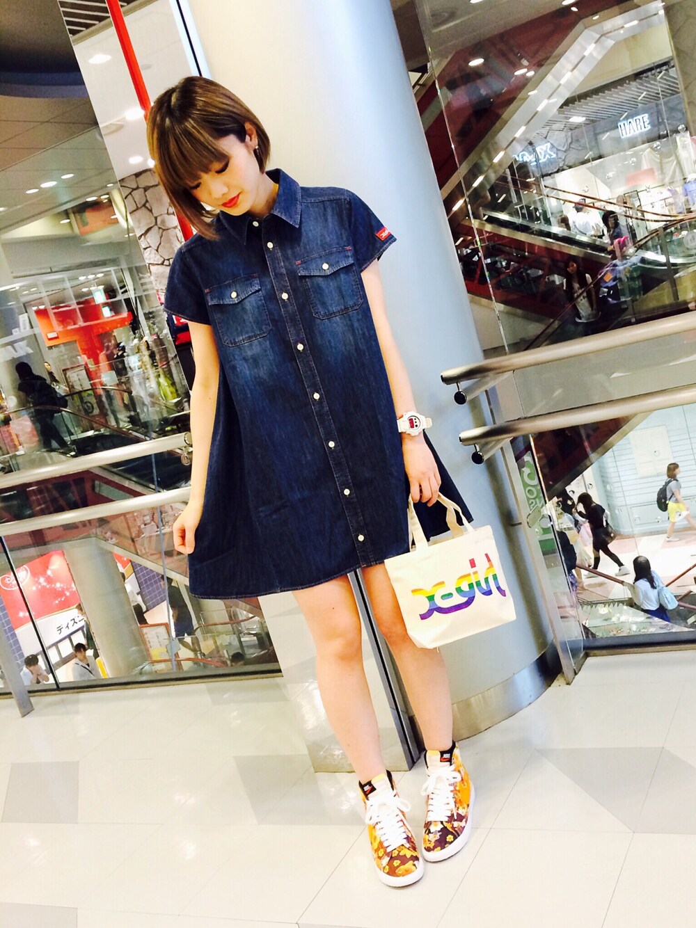 「ワンピース、シンプル、NIKE、シャツワンピ、ハイカットスニーカー、デニムワンピース、ジャパンブルー」｜「X-girlのSUMMER DENIM SHIRT DRESS（ワンピース、ブルー系）」を使った、みい はるかさん（レディース・162cm）の夏コーディネートの1枚目の写真