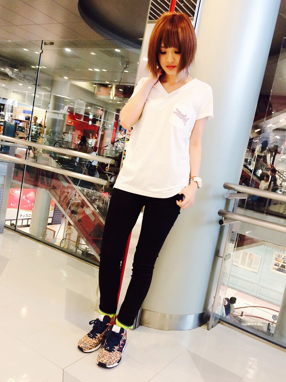 「レオパード、adidas、ストリート、Vネック、大人カジュアル、x-girl、ネオンカラー、ロールアップ、スキニーデニム、白Tシャツ」｜「X-girlのDisney（ディズニー） / MINNIE S/S V-NECK TEE（Tシャツ/カットソー、ホワイト系）」を使った、みい はるかさん（レディース・162cm）の夏コーディネートの1枚目の写真