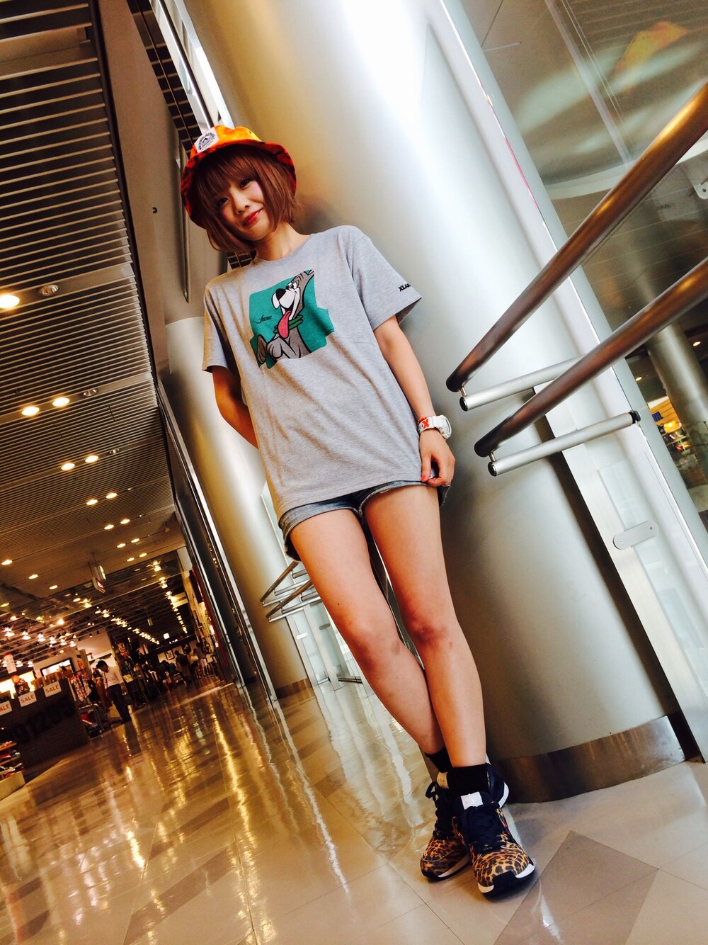 「グレー、adidas、タイダイ柄、お気に入りのTシャツ、デニムショートパンツ、バケットハット、XLARGE、キャラT、Tシャツ×デニム」｜「X-girlのadidas Originals for X-girl ZX8000（スニーカー、ブルー系）」を使った、みい はるかさん（レディース・162cm）の夏コーディネートの1枚目の写真
