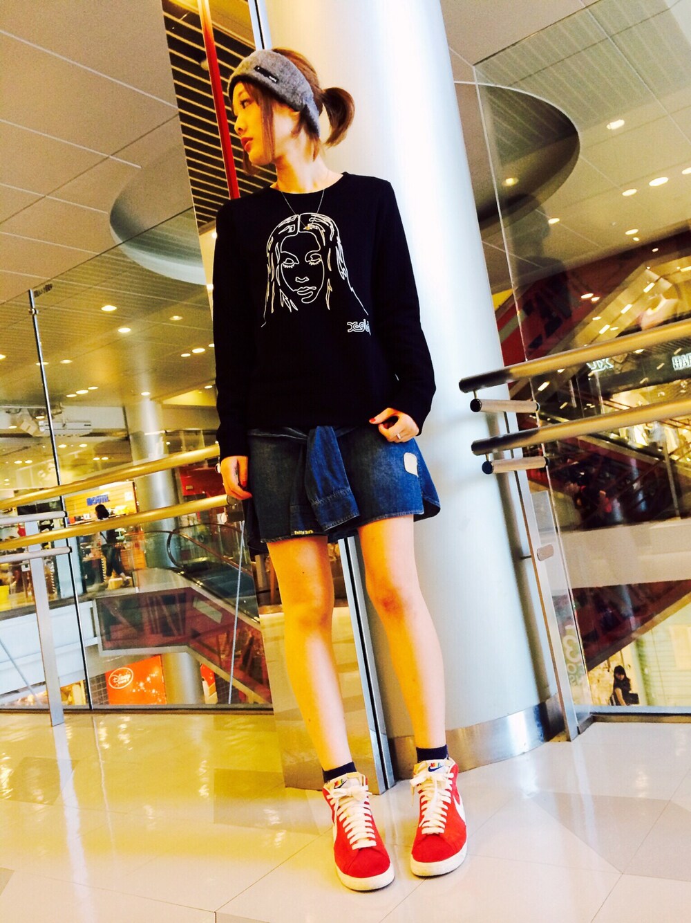 「x-girl、スウェット、デニムスカート、black、NIKE、ヘアハンド、ハイカットスニーカー、red」｜「X-girlのCREW NECK SWEAT FACE（スウェット、ブラック系）」を使った、みい はるかさん（レディース・162cm）の夏コーディネートの1枚目の写真