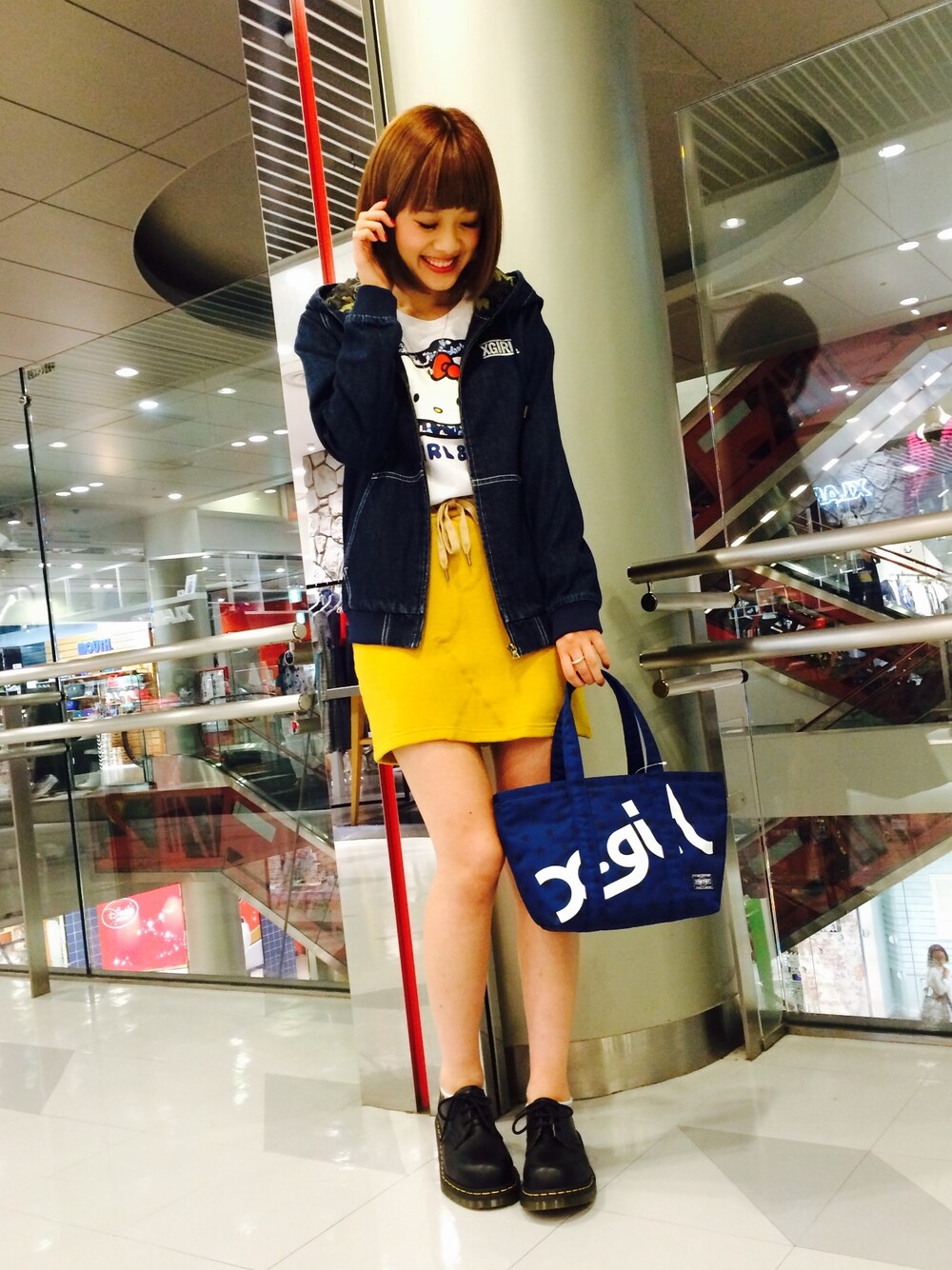 「x-girl、Dr.Martens、トートバッグ、PORTER、デニムジャケット、HELLO KITTY、キャラT、マスタード、スウェットスカート、ネイビー」｜「X-girlのHELLO KITTY by Jerkface S/S TEE（Tシャツ/カットソー、ホワイト系）」を使った、みい はるかさん（レディース・162cm）の秋コーディネートの1枚目の写真