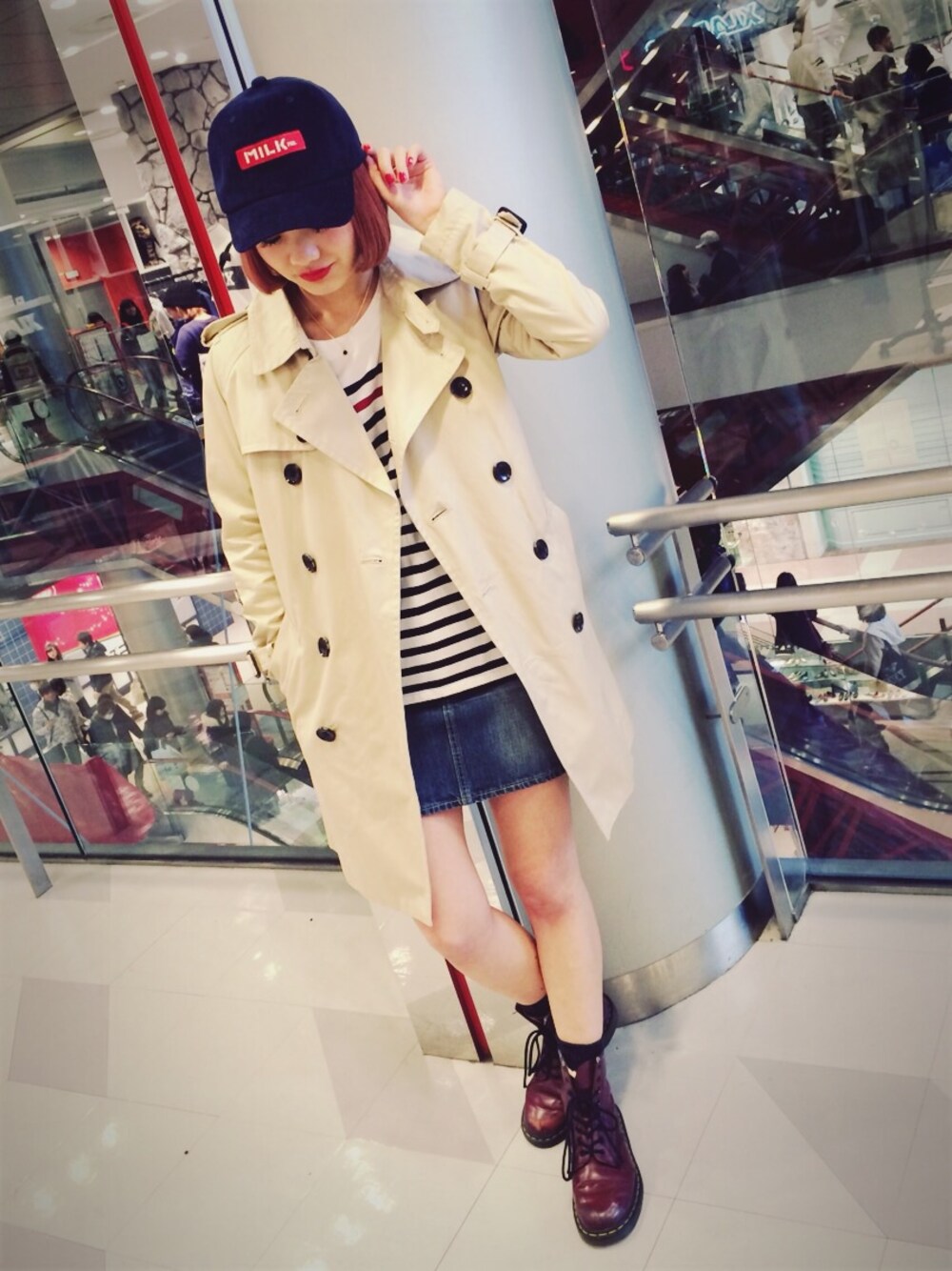 「x-girl、トレンチコート、春、ボーダートップス、デニムスカート、ストリート、キャップ、Dr.Martens、ホワイト」｜「X-girlのTRENCH COAT（トレンチコート、ベージュ系）」を使った、みい はるかさん（レディース・162cm）の春コーディネートの1枚目の写真