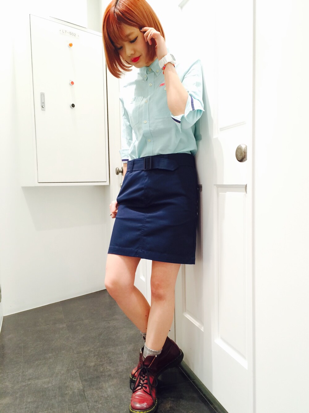 「x-girl、Dickies、スカート、ワーク、ネイビー、シャツスタイル、バックプリント、タイトスカート、Dr.Martens」｜「X-girlのJEAN TAPE OX SHIRT（シャツ/ブラウス、グリーン系）」を使った、みい はるかさん（レディース・162cm）の春コーディネートの1枚目の写真