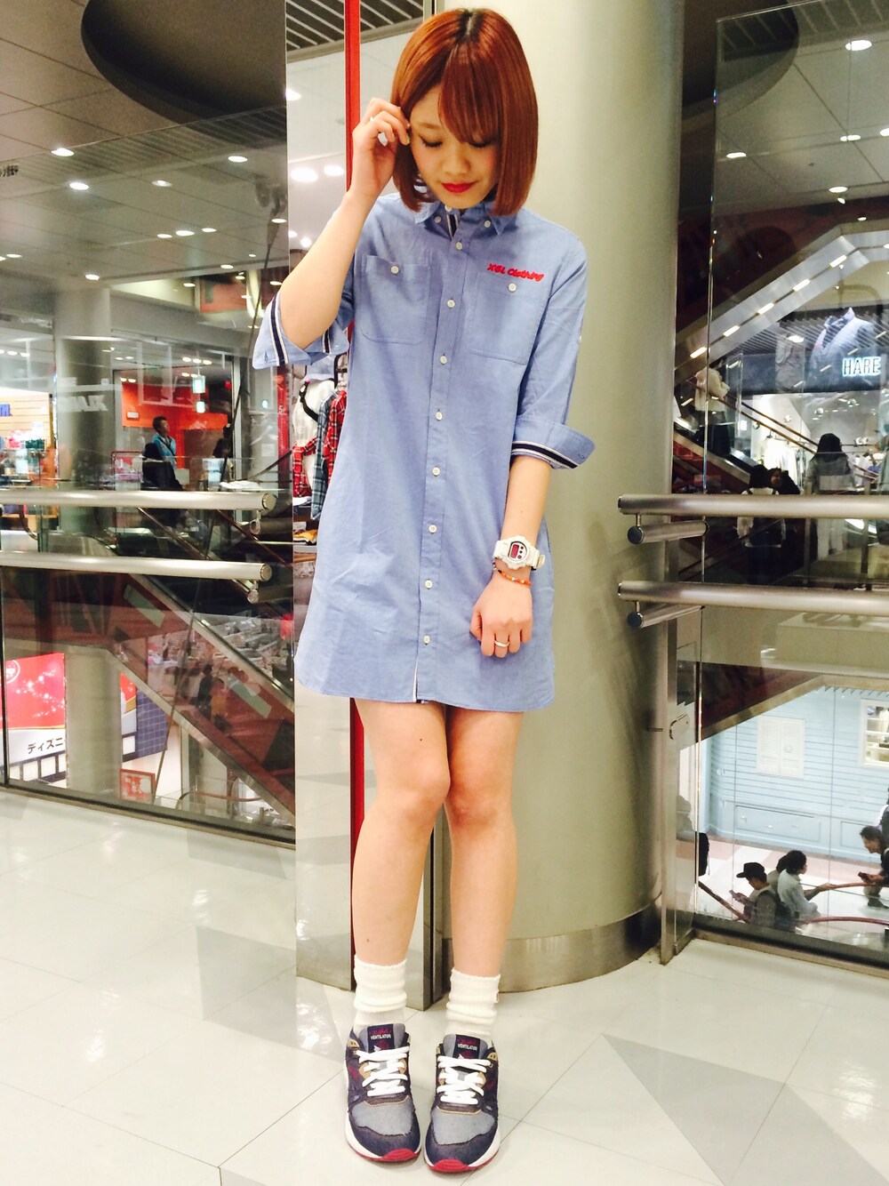 「ワンピース、ワンピース×スニーカー、スニーカーコーデ、reebok、スニーカー×靴下、デニム、x-girl、春コーデ、ランニングシューズ」｜「X-girlのJEAN TAPE OX SHIRT DRESS（シャツワンピース、ブルー系）」を使った、みい はるかさん（レディース・162cm）の春コーディネートの1枚目の写真