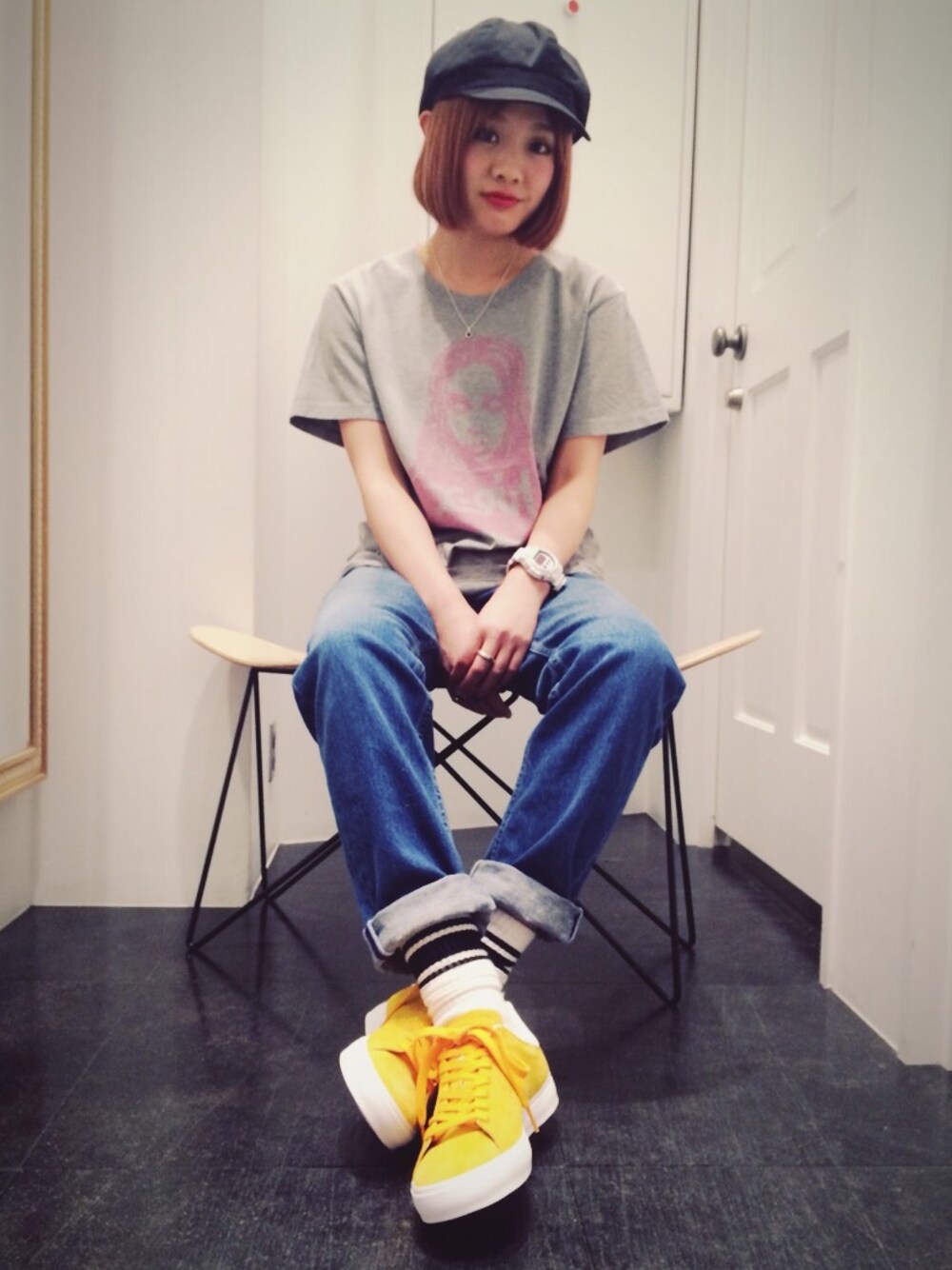 「x-girl、デニムパンツ、ボーイフレンドデニム、Tシャツ×デニム、adidas、stan smith、イエロー、ラインソックス、ラインソックス×スニーカー」｜「X-girlのFACE S/S BIG TEE（Tシャツ/カットソー、グレー系）」を使った、みい はるかさん（レディース・162cm）の春コーディネートの1枚目の写真