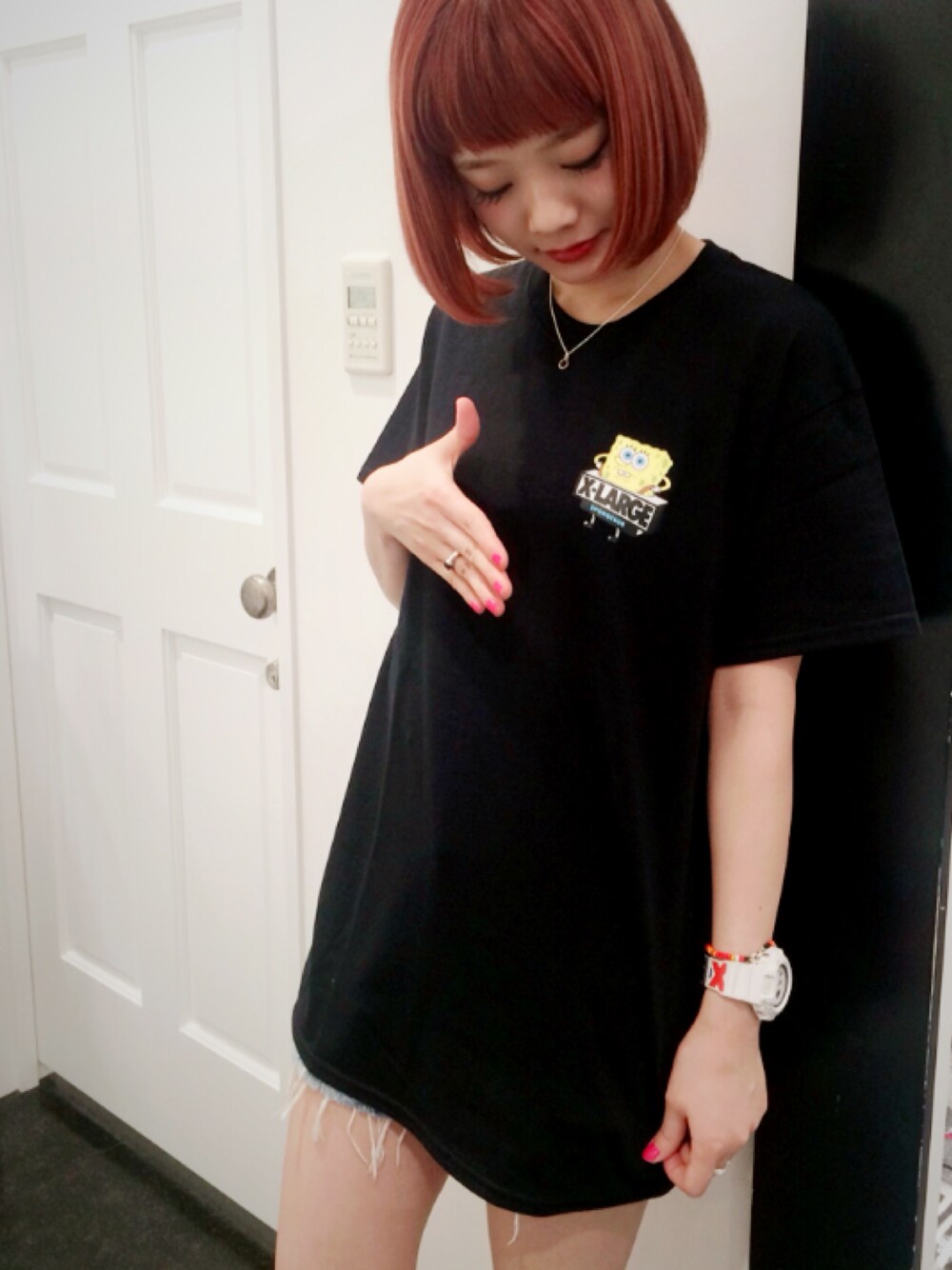 「オーバーサイズ、ブラック、キャラT、前髪ぱっつん、メンズライク、ワンポイント、アメコミ、Tシャツ、シルバーアクセサリー、ビッグシルエット」｜「XLARGEのXLARGE×SPONGE BOB S/S T SB Standing There / スポンジ・ボブ（Tシャツ/カットソー、ブラック系）」を使った、みい はるかさん（レディース・162cm）の夏コーディネートの1枚目の写真