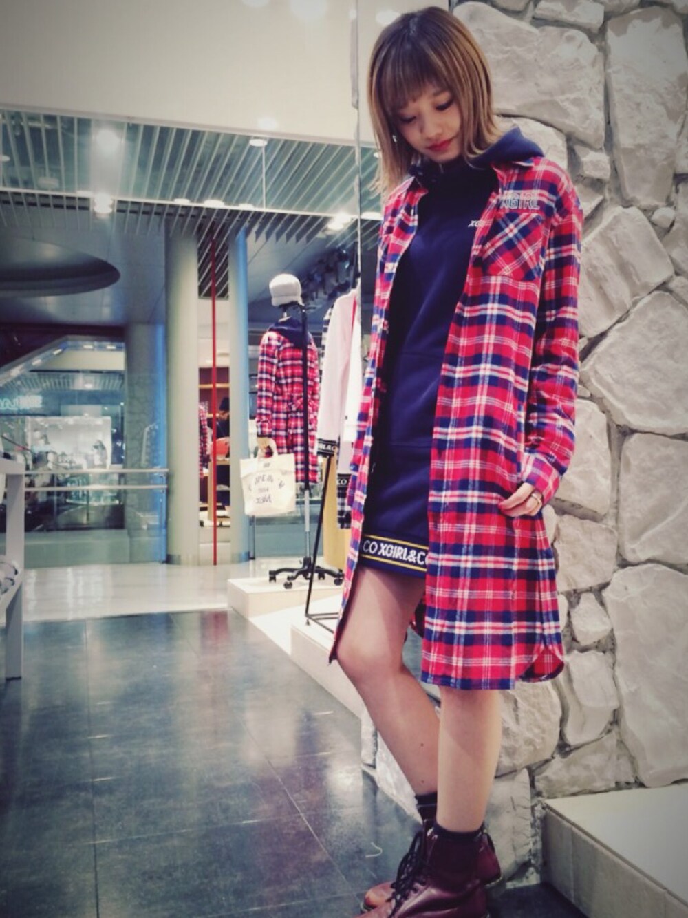 「チェックシャツ、ガウン、ロングシャツ、ロング丈、パーカー、スウェット、ワンピース、赤、ブーツ、秋服」｜「X-girlのLOGO RIB SWEAT DRESS（ワンピース、ブルー系）」を使った、みい はるかさん（レディース・162cm）の夏コーディネートの1枚目の写真