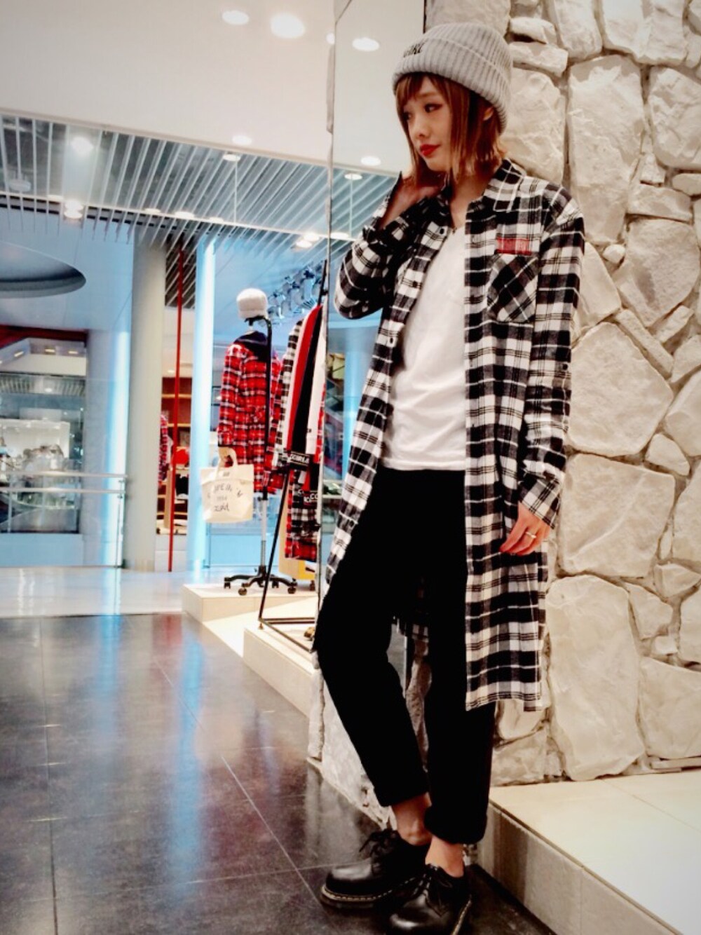 「チェックシャツ、ロングシャツ、ブラック、モノトーンコーデ、黒パンツ、Dr.Martens、ニットキャップ、グレー、ポケットＴシャツ、ホワイト」｜「X-girlのFLANNEL PLAID GOWN DRESS（ワンピース、ブラック系）」を使った、みい はるかさん（レディース・162cm）の夏コーディネートの1枚目の写真