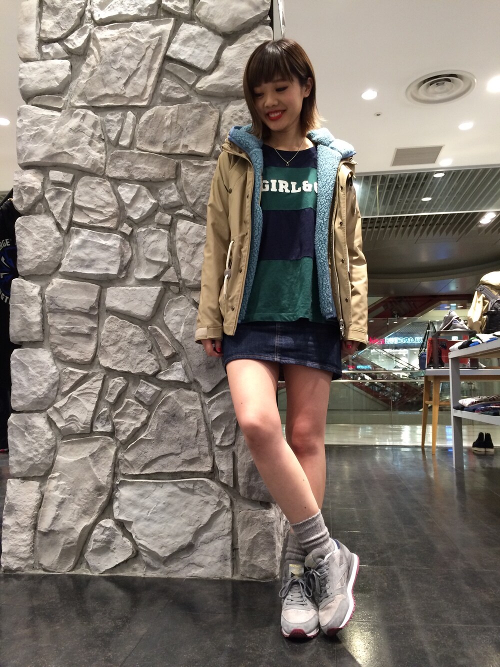 「マウンテンパーカー、ボア、ベスト、Champion、デニムスカート、グレー、スニーカーコーデ、スニーカー×靴下」｜「X-girlのX-girl×Champion STRIPED L/S TOP（Tシャツ/カットソー、ブルー系）」を使った、みい はるかさん（レディース・162cm）の秋コーディネートの1枚目の写真