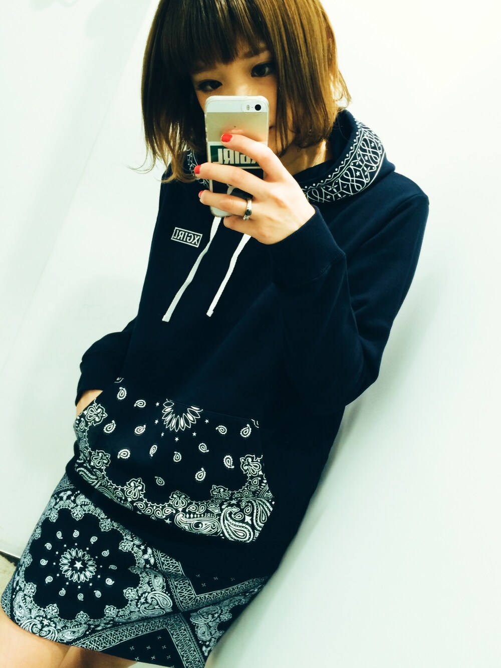 「バンダナ、ネイビー、スウェット、セットアップ、柄×柄、パーカー、スカート、総柄」｜「X-girlのBANDANA SWEAT HOODIE（パーカー、ブルー系）」を使った、みい はるかさん（レディース・162cm）の秋コーディネートの1枚目の写真