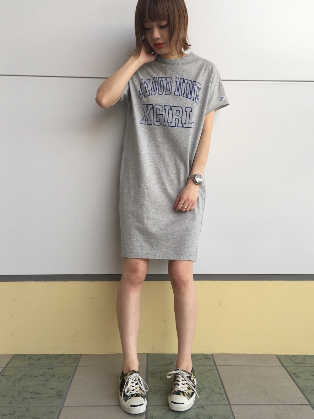「x-girl、Champion、ワンピース×スニーカー、ワンピース、summer、カジュアル、カモフラ、ジャックパーセル、ヴィンテージ」｜「ChampionのX-girl×CHAMPION TWIST S/S TEE DRESS（ワンピース、グレー系）」を使った、みい はるかさん（レディース・162cm）の春コーディネートの1枚目の写真