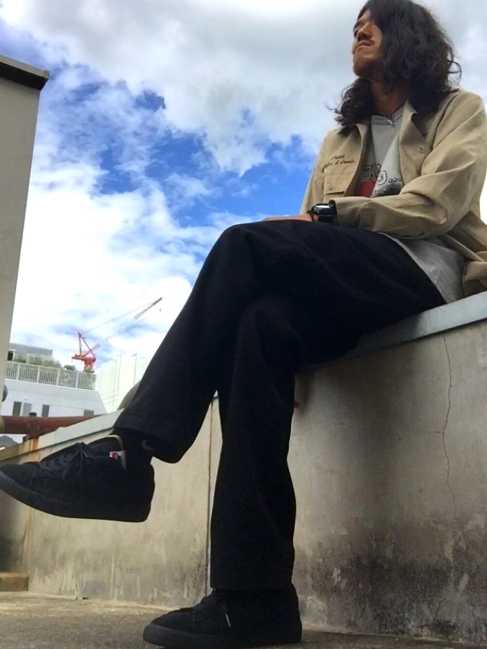 その他のシャツ/ブラウス、ブラック系のその他パンツ、ブラック系のスニーカーを着用したメンズの秋コーディネートの1枚目の写真