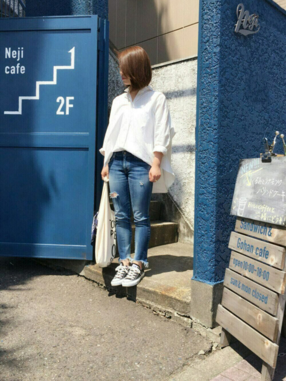 「カジュアル、ダメージデニムパンツ、白シャツ、スキニーデニム、大人カジュアル、ホワイト、デニム、シャツ、白」｜「Ungridの【Casual】ﾌﾟﾚｰﾝ伊達ﾒｶﾞﾈ（メガネ、その他）」を使った、pixyon*さん（レディース・153cm）の春コーディネートの1枚目の写真