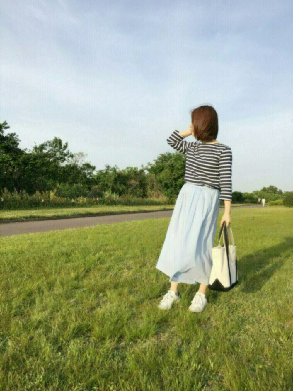 ブルー系のTシャツ/カットソー、ブルー系のパンツ、ホワイト系のトートバッグを着用したレディースの春コーディネートの1枚目の写真