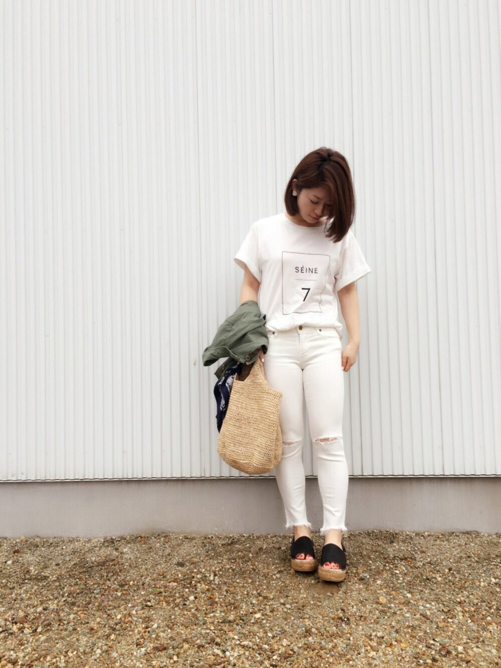 「カジュアル、白Tシャツ、シンプルコーデ、切りっぱなしデニム、かごバッグ、ダメージデニムパンツ、オトナカジュアル、summer、white、休日スタイル」｜「plageのUBU マザーオブパール イヤリング（イヤリング、シルバー系）」を使った、pixyon*さん（レディース・153cm）の夏コーディネートの1枚目の写真