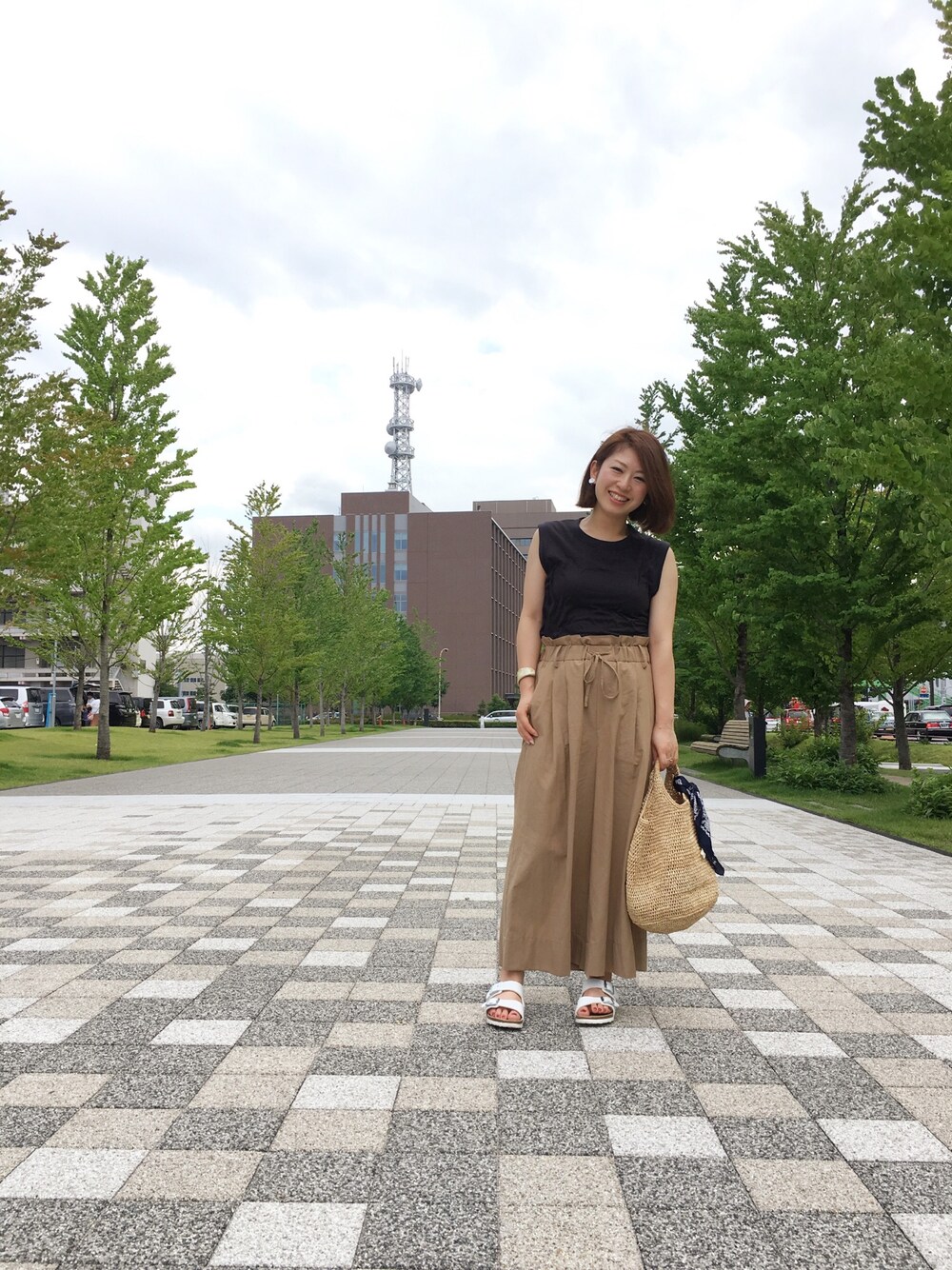 ブラック系のTシャツ/カットソー、ベージュ系のかごバッグ、ベージュ系のその他パンツを着用したレディースの夏コーディネートの1枚目の写真