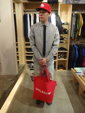 「APPLEBUM（アップルバム）のアイテム（バッグ）」を使った、ブラックストアさん（メンズ・177cm）の春コーディネート