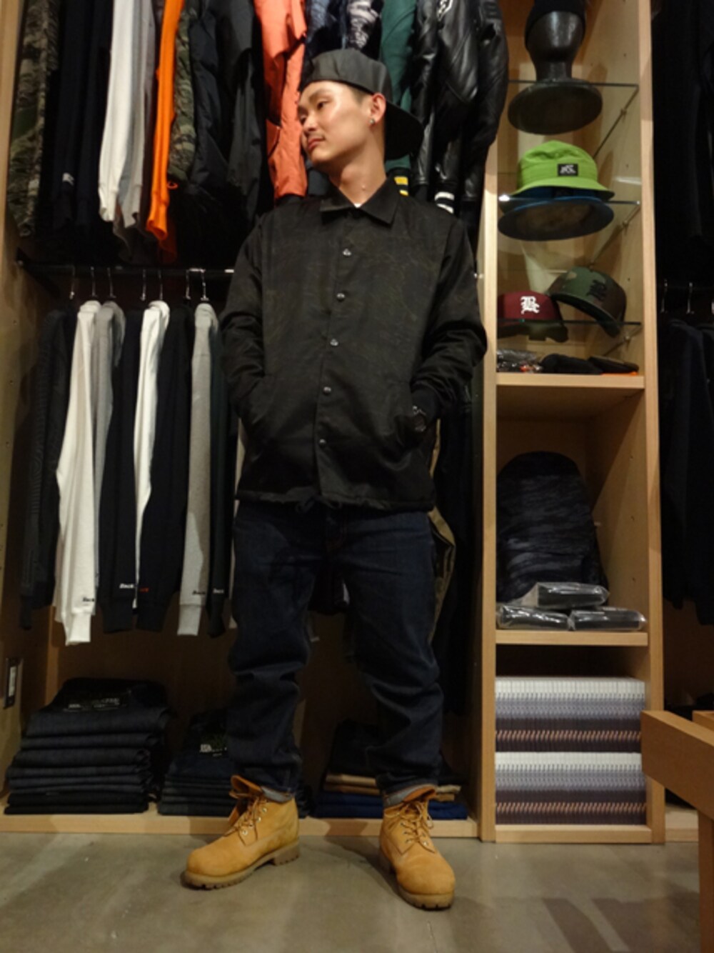 ブラック系のナイロンジャケット、その他のデニムパンツを着用したメンズの秋コーディネートの1枚目の写真