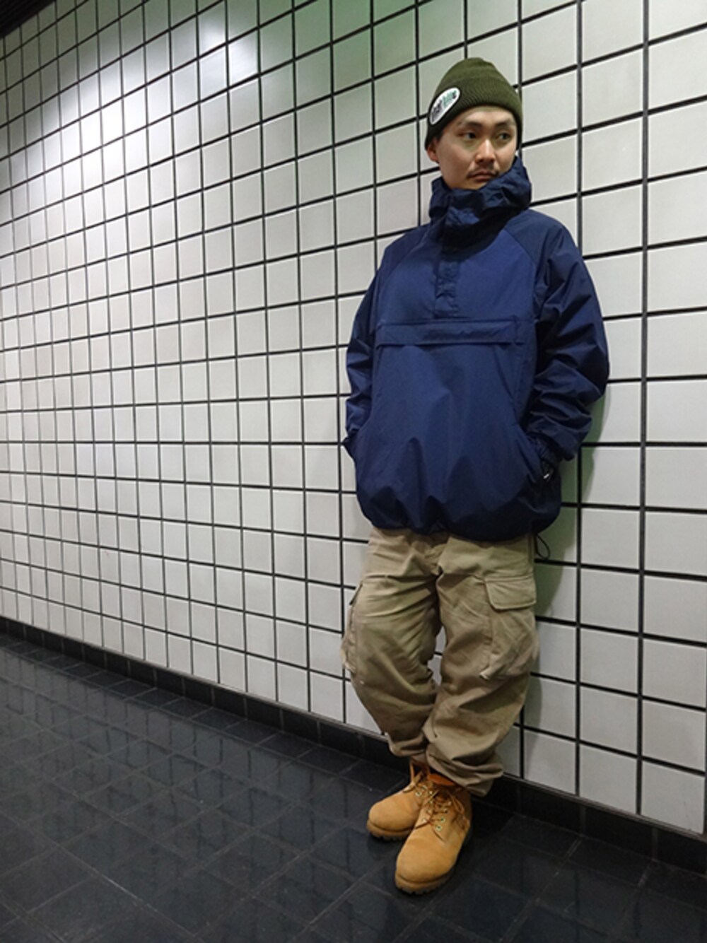 ブルー系のナイロンジャケット、グリーン系のニットキャップ/ビーニーを着用したメンズの秋コーディネートの1枚目の写真