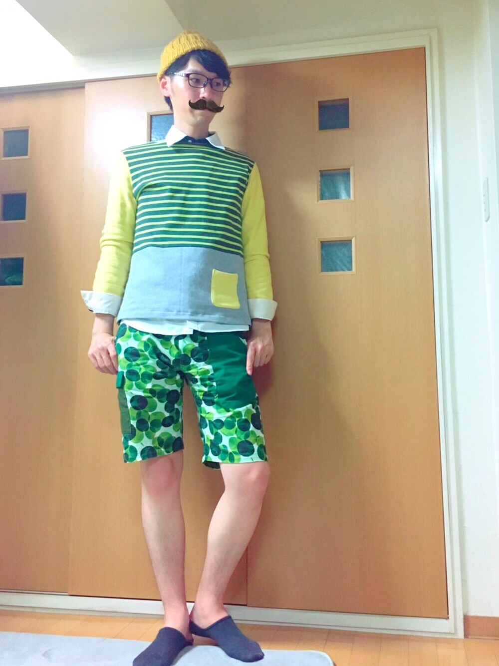 「ビタミンカラー、ハーフパンツ、ドット、NIRAME.CO、超特急、ライブ」｜「GLOBAL WORKのA/Wニットワッチ/566770（ニットキャップ/ビーニー、イエロー系）」を使った、まなとさん（メンズ・180cm）の春コーディネートの1枚目の写真