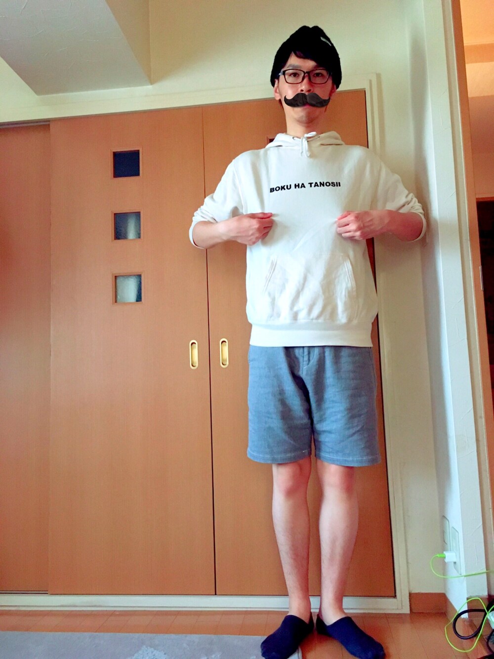 「パーカー、ハーフパンツ、ラフスタイル、ニット帽、めがね、ボクタノ」｜「RAGEBLUEのアイテム（その他パンツ、グレー系）」を使った、まなとさん（メンズ・180cm）の春コーディネートの1枚目の写真