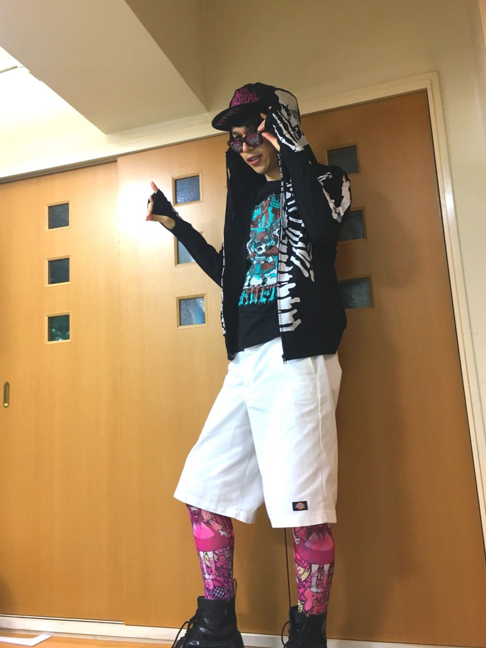 「BABYMETAL、ライブTシャツ、ライブスタイル、サングラス、Dr.Martens、骨、ギミチョコ」｜「BABYMETALのアイテム（サングラス、レッド系）」を使った、まなとさん（メンズ・180cm）の春コーディネートの1枚目の写真