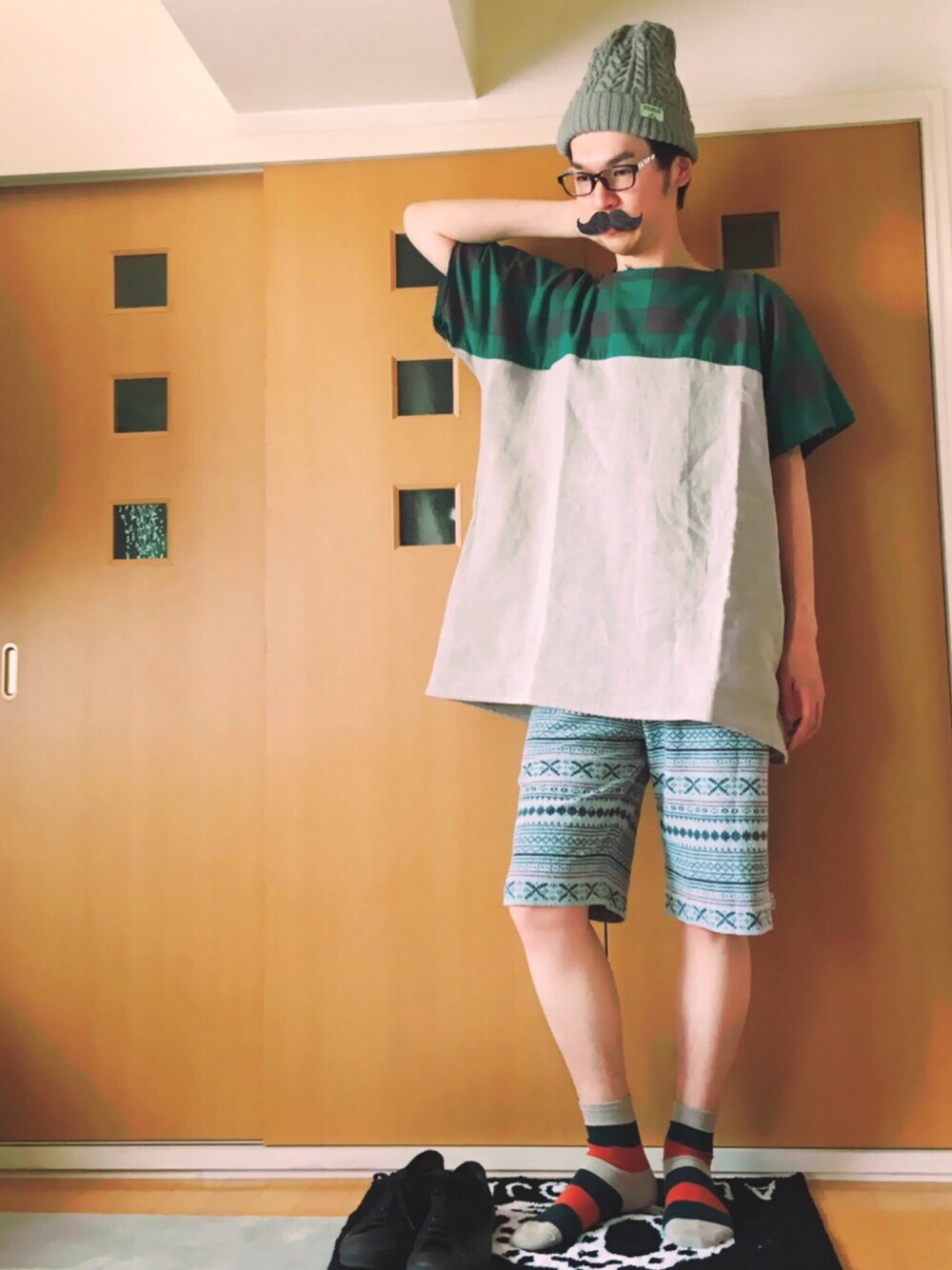 「夏、ラフ、ショートパンツ、コンバース、ニット帽、LEH、Tシャツ」｜「NIRAME.COのアイテム（ニットキャップ/ビーニー、グレー系）」を使った、まなとさん（メンズ・180cm）の春コーディネートの1枚目の写真