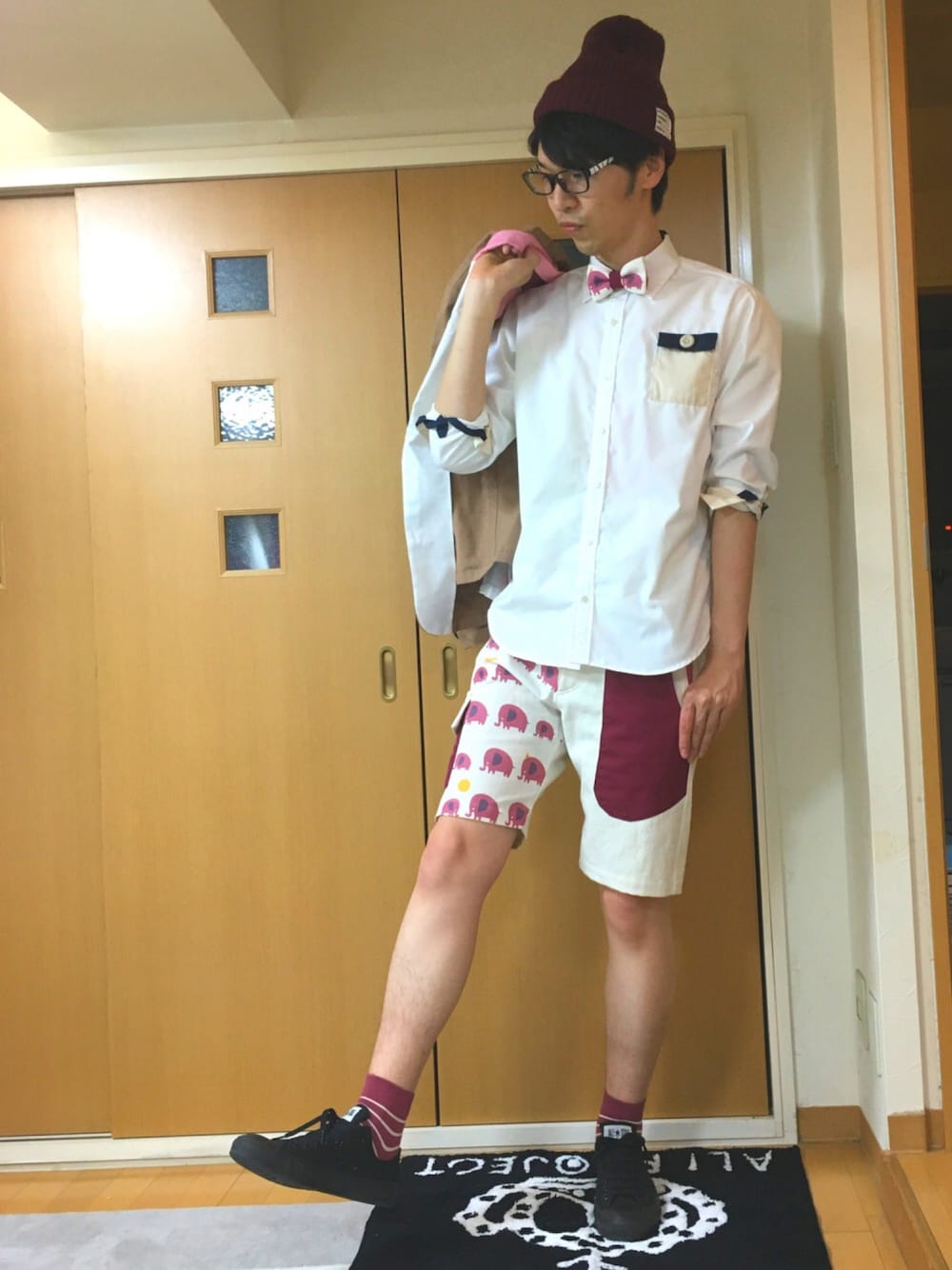 「ゾウさん、蝶ネクタイ、シャツスタイル、ラフ、NIRAME.CO、ショートパンツ」｜「SHIPS JET BLUEのSHIPS JET BLUE(シップス ジェットブルー): ニットキャップ（ニット帽）made in JAPAN（ニットキャップ/ビーニー、レッド系）」を使った、まなとさん（メンズ・180cm）の春コーディネートの1枚目の写真