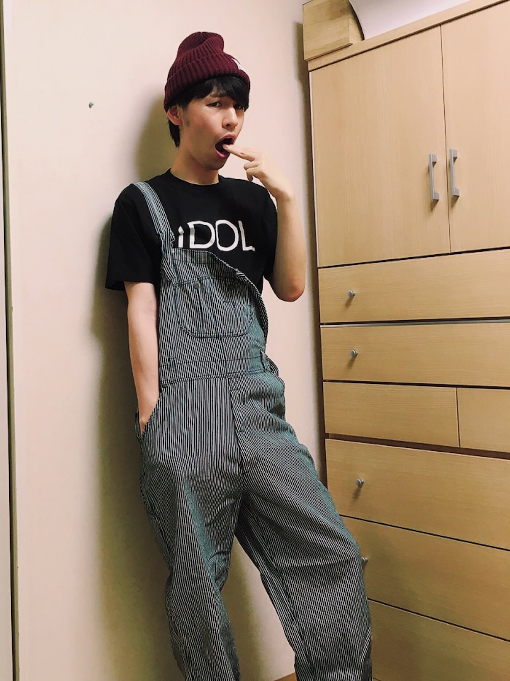 「BiSH、IDOL、ライブTシャツ、オーバーオール、Tシャツ」｜「SHIPS JET BLUEのSHIPS JET BLUE(シップス ジェットブルー): ニットキャップ（ニット帽）made in JAPAN（ニットキャップ/ビーニー、レッド系）」を使った、まなとさん（メンズ・180cm）の春コーディネートの1枚目の写真