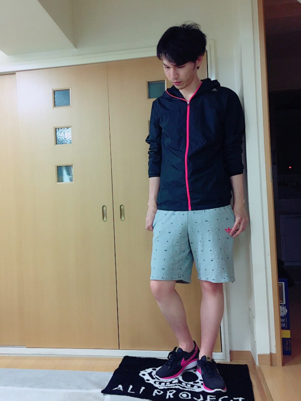 「スポーツミックス、adidas、NIKE、告知」｜「adidasのアイテム（その他アウター、ブラック系）」を使った、まなとさん（メンズ・180cm）の春コーディネートの1枚目の写真