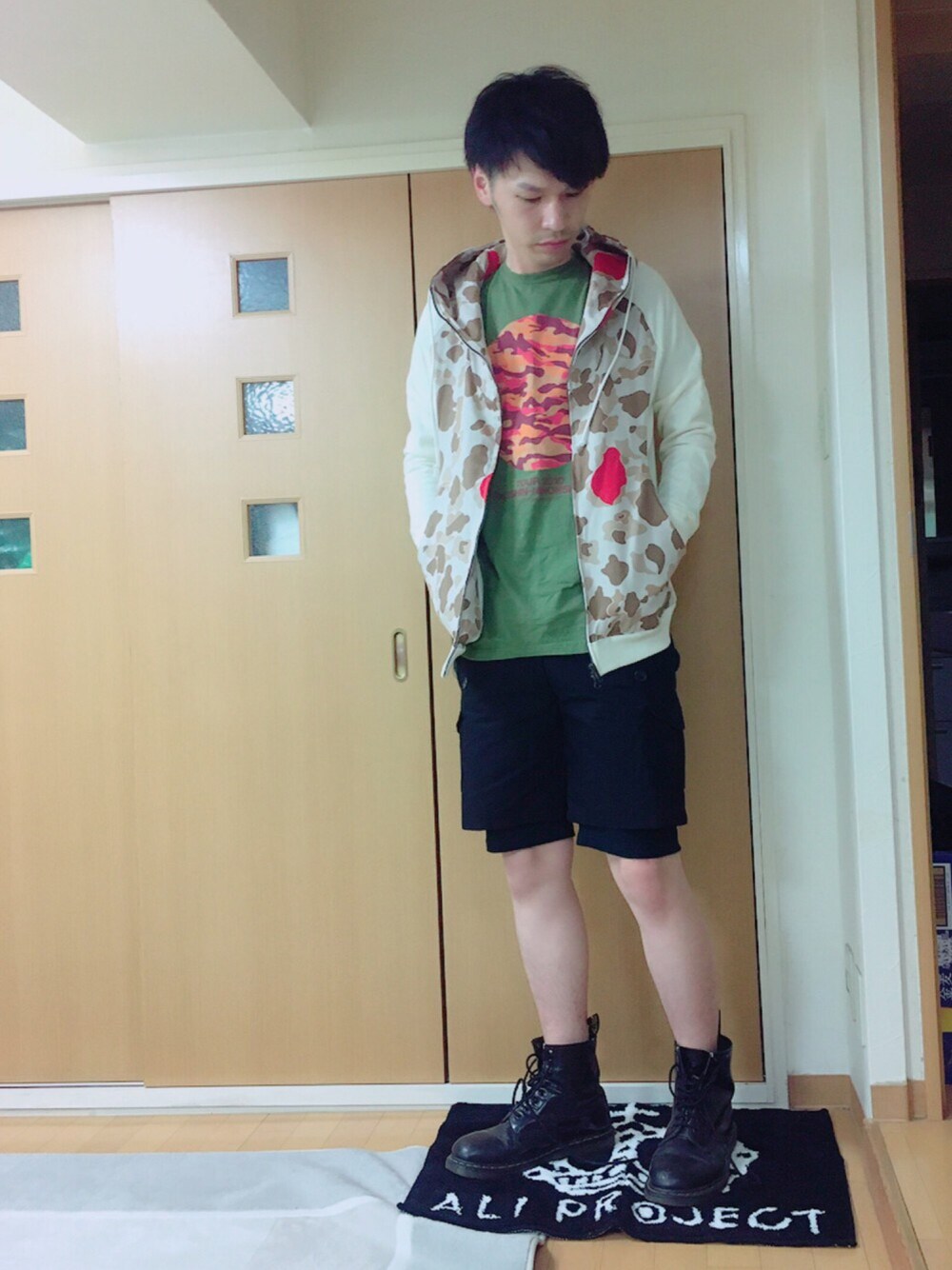 「merph、Dr.Martens、迷彩、ハーフパンツ、パーカー、ALI PROJECT、ライブTシャツ」｜「merphのアイテム（パーカー、ベージュ系）」を使った、まなとさん（メンズ・180cm）の夏コーディネートの1枚目の写真