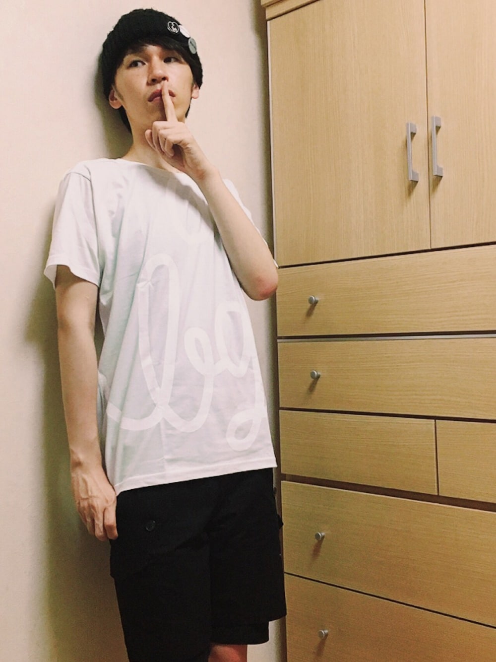 「ライブTシャツ、Maison book girl、ニット帽、Tシャツ、ラフ、缶バッチ、ブクガ、merph、NIRAME.CO」｜「NIRAME.COのアイテム（ニットキャップ/ビーニー、ブラック系）」を使った、まなとさん（メンズ・180cm）の夏コーディネートの1枚目の写真