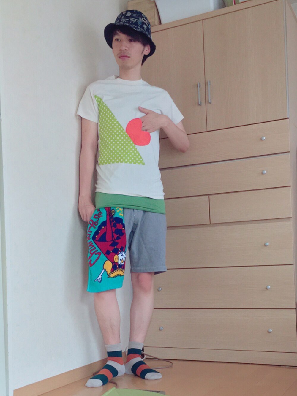 「チャランポランタン、NIRAME.CO、ショートパンツ、ポケットＴシャツ、休日スタイル、ドット、ボーダー」｜「NIRAME.COのアイテム（Tシャツ/カットソー、ベージュ系）」を使った、まなとさん（メンズ・181cm）の夏コーディネートの1枚目の写真