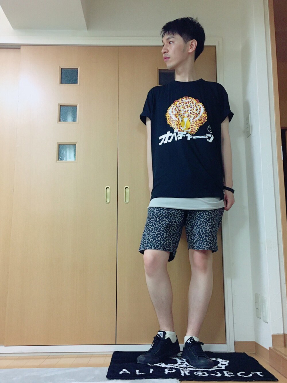 「ショートパンツ、ビッグT、オバチャーン、ひょう柄、黒、ティーシャツ」｜「オバチャーンのアイテム（Tシャツ/カットソー、ブラック系）」を使った、まなとさん（メンズ・181cm）の夏コーディネートの1枚目の写真