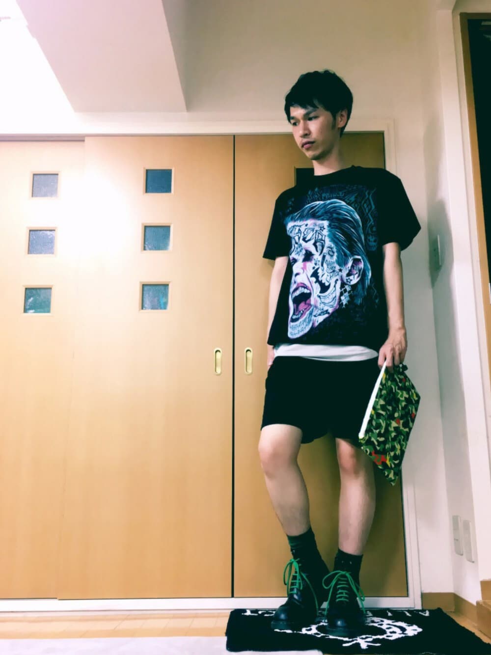 「休日スタイル、夏コーデ、スーサイドスクワッド、ジョーカー、映画、Dr.Martens、merph」｜「VVコラボTシャツのアイテム（Tシャツ/カットソー、ブラック系）」を使った、まなとさん（メンズ・181cm）の秋コーディネートの1枚目の写真