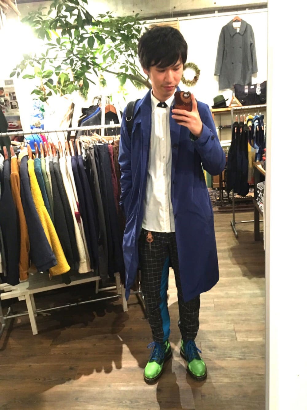 「Dr.Martens、merph、NIRAME.CO、ロングコート、ブルー、トレビナグレンファーム、トアウエスト、三宮」｜「merphのアイテム（その他アウター、ブルー系）」を使った、まなとさん（メンズ・181cm）の秋コーディネートの1枚目の写真