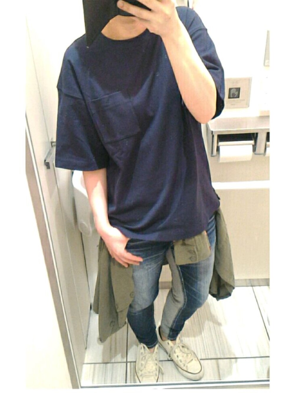 ホワイト系のスニーカー、ブルー系のデニムパンツ、ブルー系のTシャツ/カットソーを着用したレディースの夏コーディネートの1枚目の写真