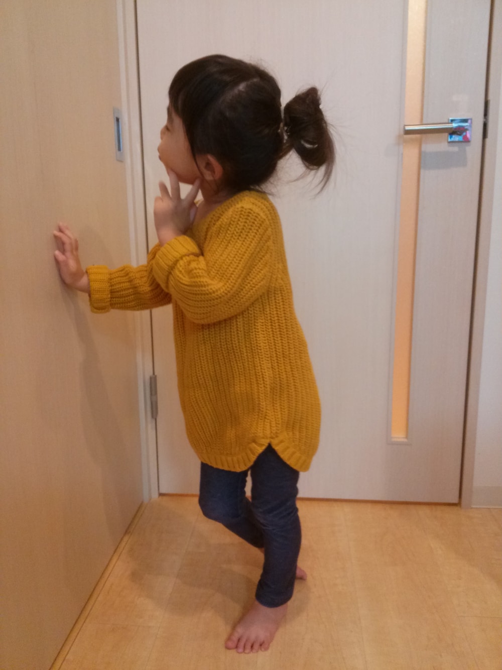 「ニット、無造作おだんご、oldnavy、3歳、暑がり」｜「OLD NAVYのアイテム（レギンス/スパッツ、ブルー系）」を使った、CoCoooO   さん（キッズ・100cm）の冬コーディネートの1枚目の写真