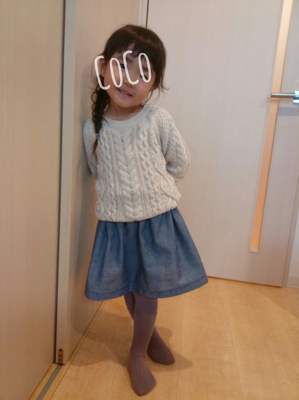 「ハンドメイド、膝丈、ケーブルニット、編み込み、3歳、ガーリー」｜「GAPのアイテム（ニット/セーター、ベージュ系）」を使った、CoCoooO   さん（キッズ・90cm）の冬コーディネートの1枚目の写真
