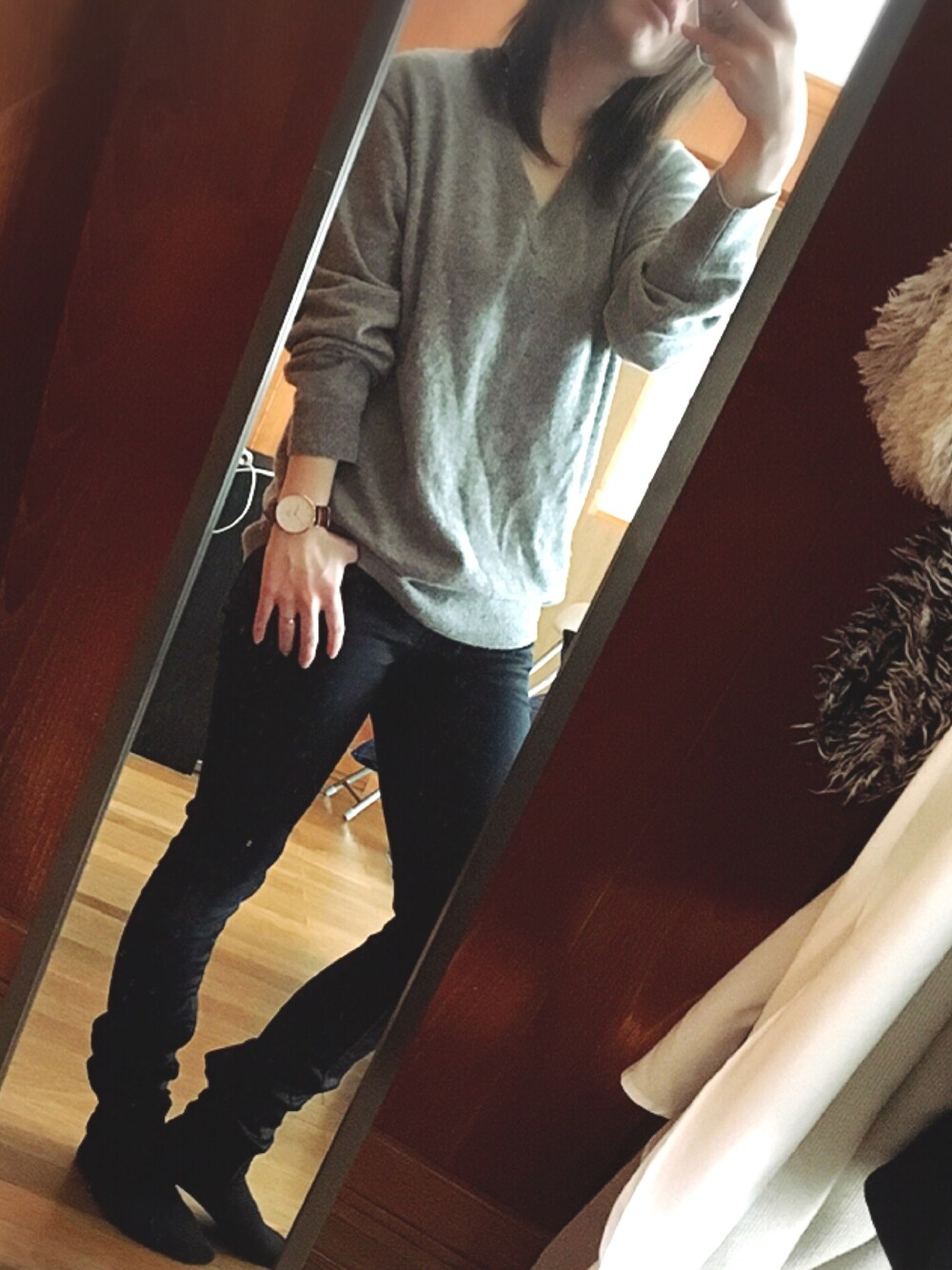 ブルー系のデニムパンツ、ベージュ系のモカシン/デッキシューズ、ブラウン系のアナログ腕時計を着用したレディースの春コーディネートの1枚目の写真