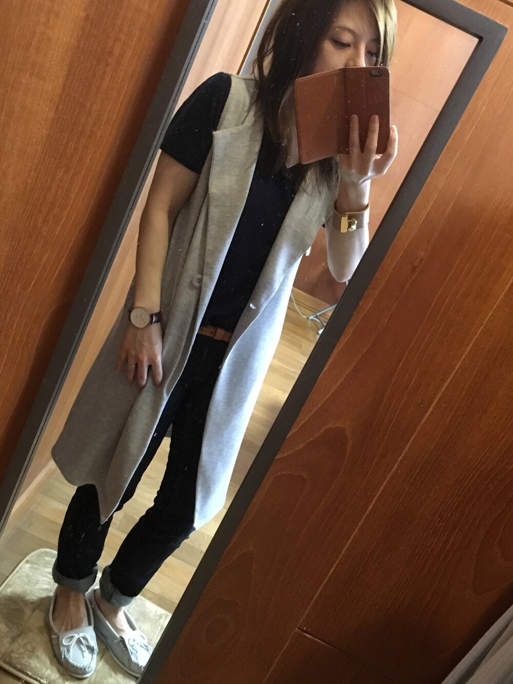 「オトナカジュアル、ジレ、デニムパンツ、Vネック、シンプル」｜「SLYのノーカラーLONG GILET（ベスト、グレー系）」を使った、YUKATONAKAIさん（レディース・157cm）の秋コーディネートの1枚目の写真