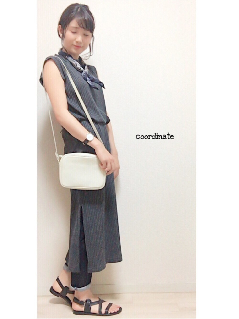 「オトナカジュアル、夏、ootd、SALEで買いました、ラフスタイル、サンダル、スキニーデニム、ワンピース、ノースリーブ、スカーフ」｜「koeのワイドリブカットマキシワンピース（ワンピース、グレー系）」を使った、m a m iさん（レディース・162cm）の夏コーディネートの1枚目の写真